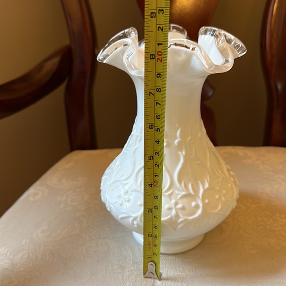 Fenton milk glass SilverCrest Spanish Lace with ruffled edge vase - Picture 8 of 11